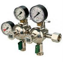 Manifold pressure regulator